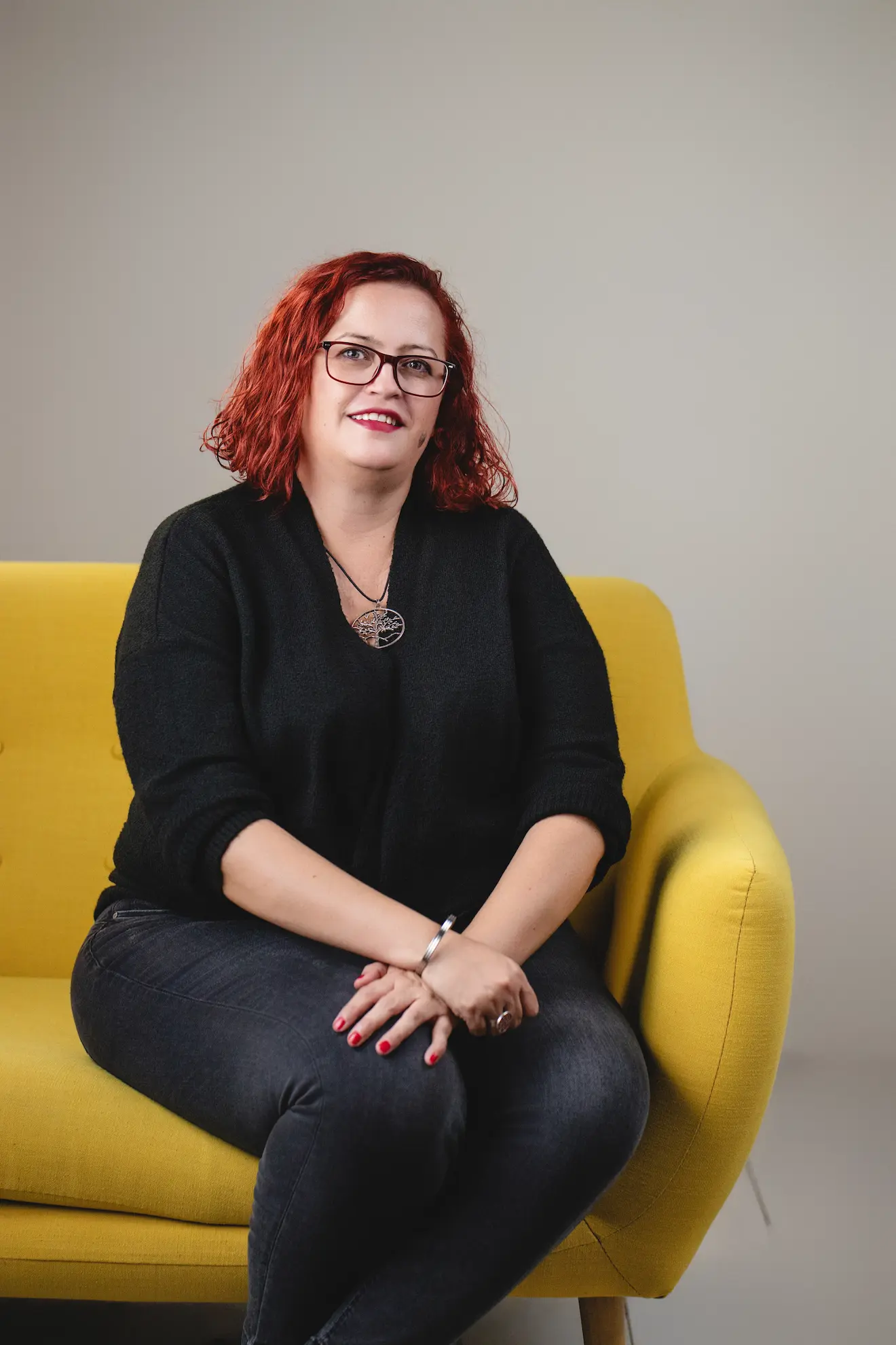 Sofia sentada en una silla